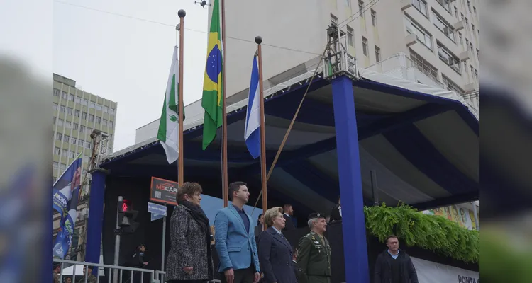 Veja fotos da abertura do desfile dos 203 anos de Ponta Grossa