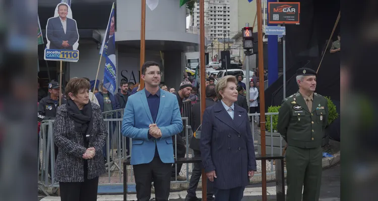 Hino Nacional marca início do desfile de 203 anos de PG