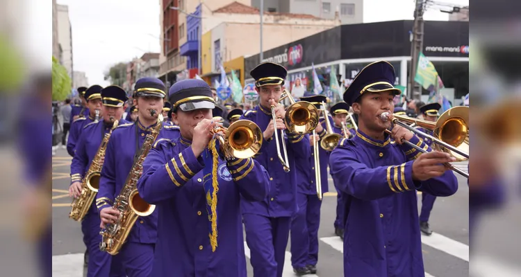 Escolas e entidades marcam presença no desfile dos 203 anos de PG