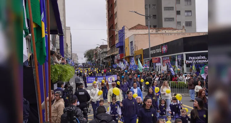 Escolas e entidades marcam presença no desfile dos 203 anos de PG