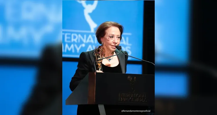 Fernanda Montenegro discursando após vencer o Emmy Internacional de Melhor Atriz em "Doce de Mãe" em 2013 |