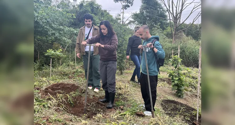 Estudantes e docentes da UEPG e UTFPR realizam plantio de 300 mudas no Parque Olarias