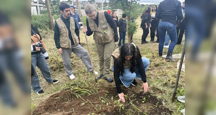 Estudantes e docentes da UEPG e UTFPR realizam plantio de 300 mudas no Parque Olarias