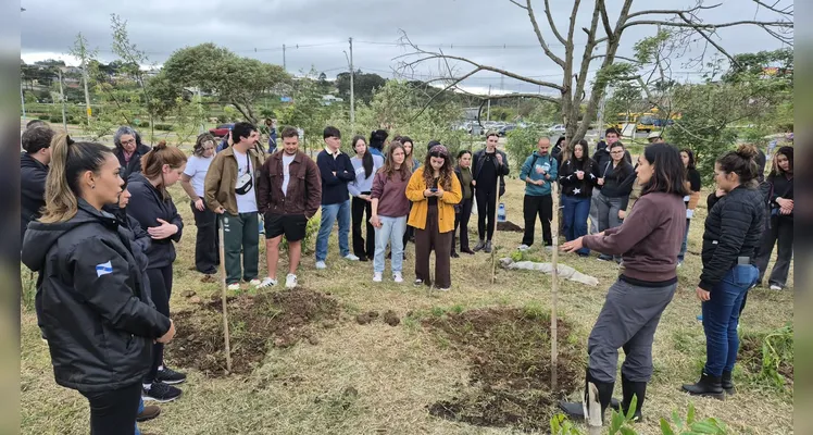 Estudantes e docentes da UEPG e UTFPR realizam plantio de 300 mudas no Parque Olarias