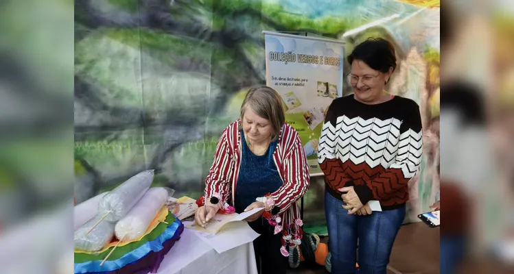 Rosicler Antoniácomi promove lançamento de livros em Ponta Grossa