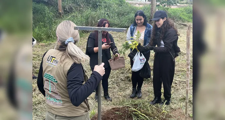 Estudantes e docentes da UEPG e UTFPR realizam plantio de 300 mudas no Parque Olarias