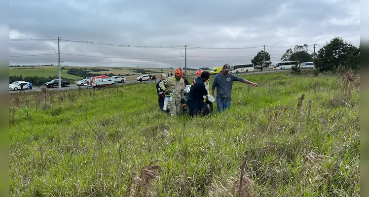 Grave acidente deixa vítima presa às ferragens no bairro Neves em Ponta Grossa