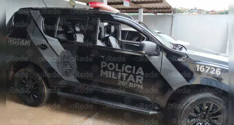 Durante a tentativa de fuga, o suspeito arremessou mais de 2 kg de maconha para fora do veículo.