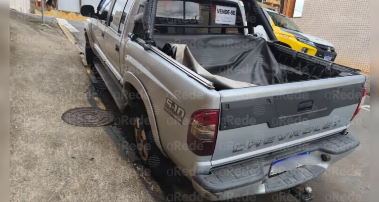 Durante a tentativa de fuga, o suspeito arremessou mais de 2 kg de maconha para fora do veículo.