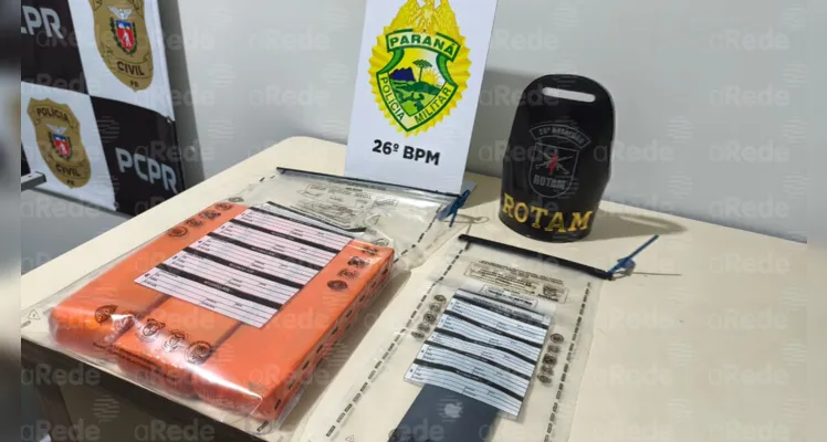 Durante a tentativa de fuga, o suspeito arremessou mais de 2 kg de maconha para fora do veículo.