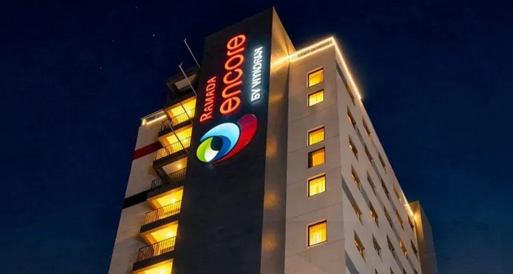 O hotel Ramada Encore by Wyndham em Ponta Grossa à noite