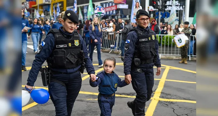 Mais de 15 mil pessoas acompanham desfile dos 203 anos de PG