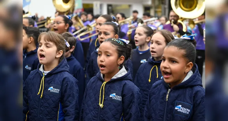 Desfile cívico na 'Avenida' marca aniversário de 203 anos de Ponta Grossa
