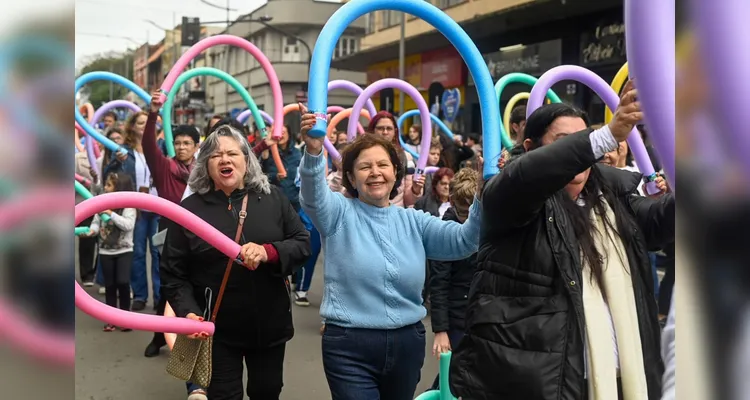 Mais de 15 mil pessoas acompanham desfile dos 203 anos de PG