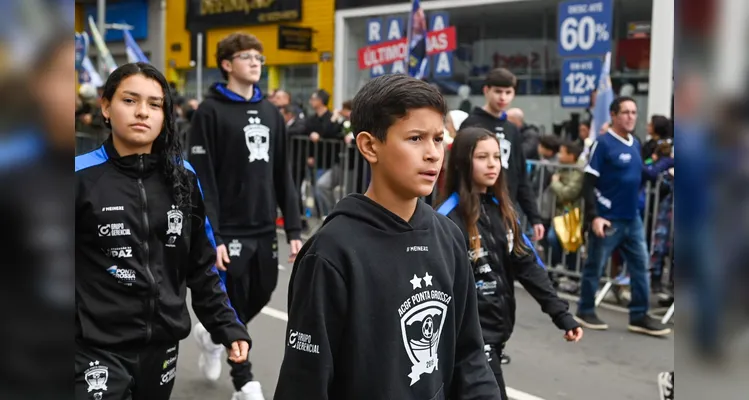 Mais de 15 mil pessoas acompanham desfile dos 203 anos de PG