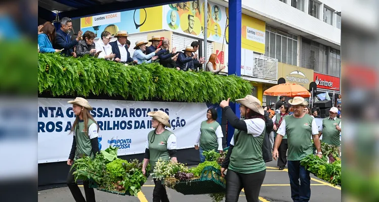 Mais de 15 mil pessoas acompanham desfile dos 203 anos de PG