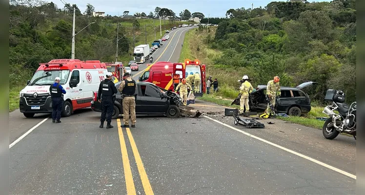 O acidente envolveu um carro e uma caminhonete na Rua Rio Cavernoso em Ponta Grossa