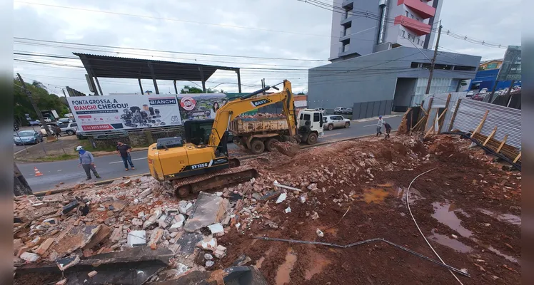 O Portal aRede registrou imagens das obras nesta quarta-feira (14).