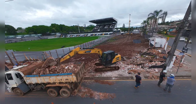 O Portal aRede registrou imagens das obras nesta quarta-feira (14).