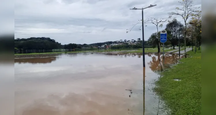 O cenário faz parte de uma função importante dos parques: conter a água da chuva e drená-la para evitar que chegue às áreas residenciais.