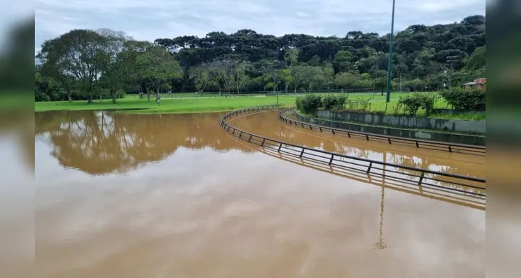 O cenário faz parte de uma função importante dos parques: conter a água da chuva e drená-la para evitar que chegue às áreas residenciais.