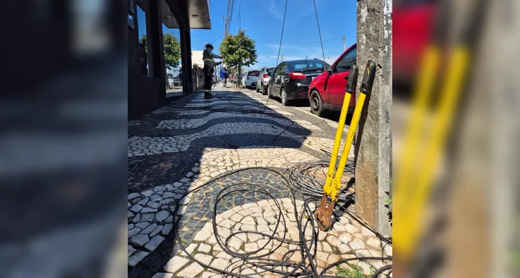 Copel retira uma tonelada de fios irregulares de postes em Palmeira