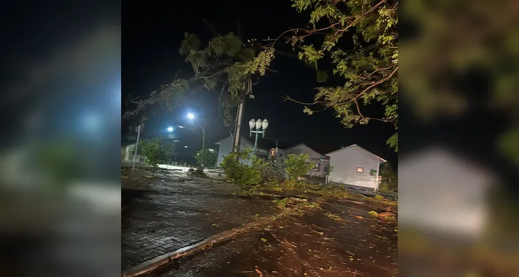 Temporal causa destruição e deixa casas destelhadas em municípios do Paraná