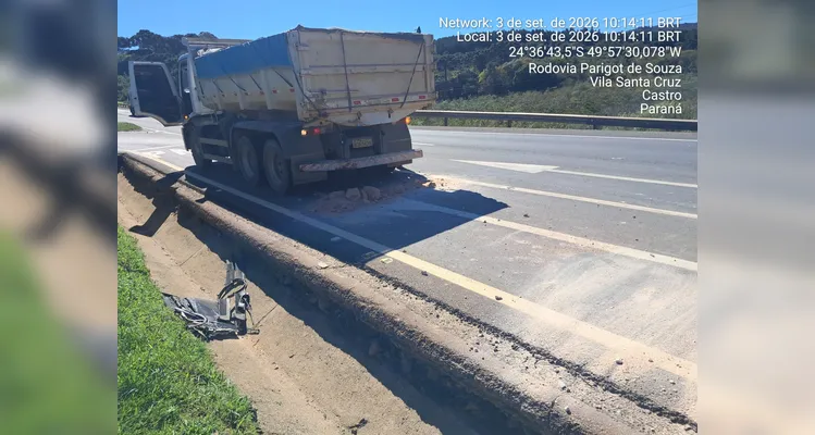 Os caminhões invadiram a pista contrária e acertaram um terceiro veículo