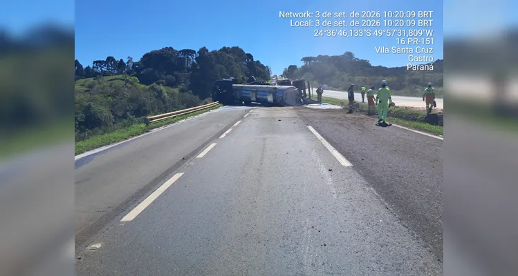 Os caminhões invadiram a pista contrária e acertaram um terceiro veículo