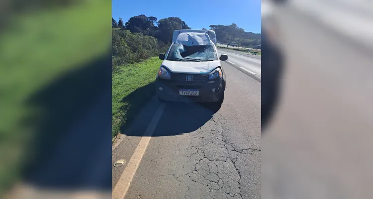 Os caminhões invadiram a pista contrária e acertaram um terceiro veículo