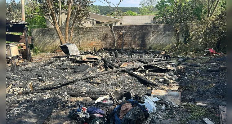 Família pede ajuda após perder tudo durante incêndio na Vila DER