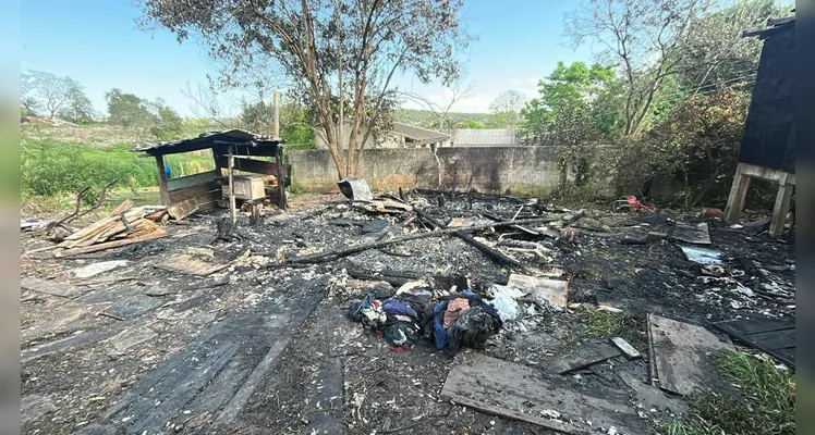 Família pede ajuda após perder tudo durante incêndio na Vila DER