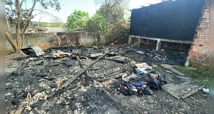 Família pede ajuda após perder tudo durante incêndio na Vila DER