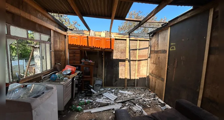 Família pede ajuda após perder tudo durante incêndio na Vila DER
