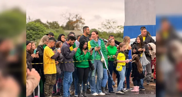 Apoiadores se reúnem em frente à cadeia para acompanhar visita de Flávio Bolsonaro