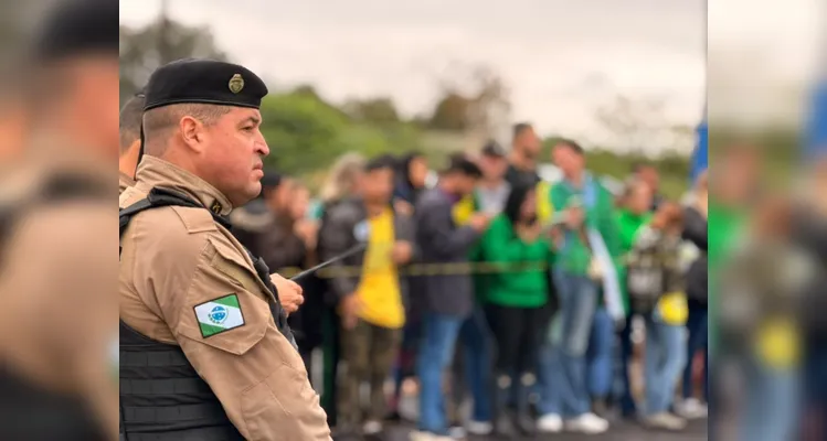 Apoiadores se reúnem em frente à cadeia para acompanhar visita de Flávio Bolsonaro