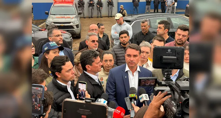 Flávio Bolsonaro faz declarações e traz propostas após visita a Filipe Martins em PG
