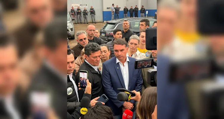 Flávio Bolsonaro faz declarações e traz propostas após visita a Filipe Martins em PG