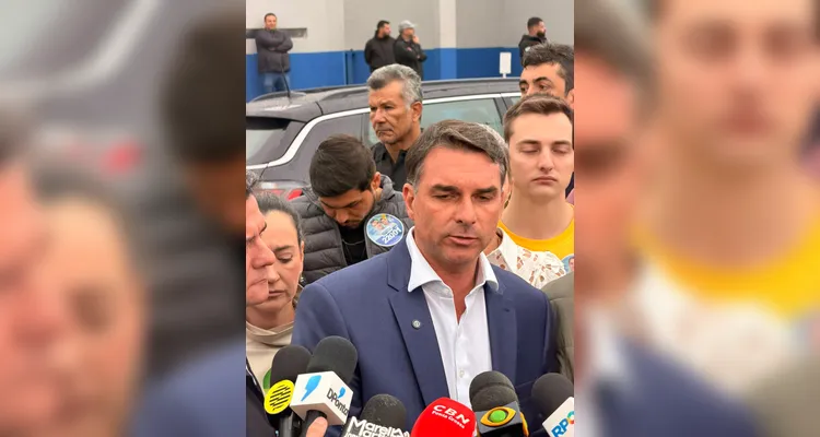 Flávio Bolsonaro faz declarações e traz propostas após visita a Filipe Martins em PG