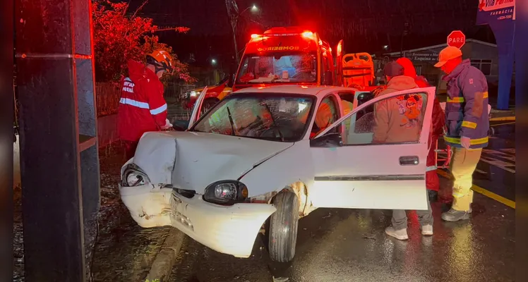 Acidente aconteceu após motorista descer a Rua Almirante Barroso e acessar a Rua Rio Capivari.