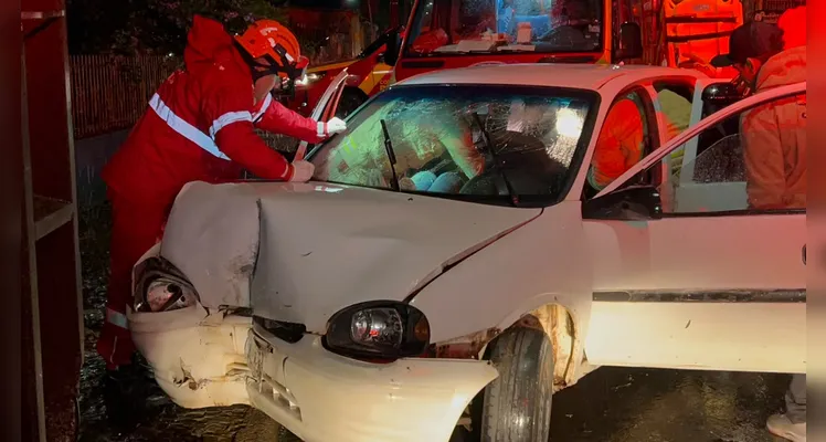 Acidente aconteceu após motorista descer a Rua Almirante Barroso e acessar a Rua Rio Capivari.