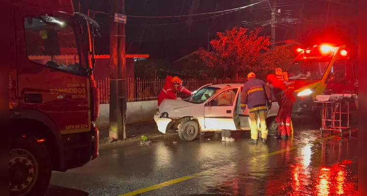 Acidente aconteceu após motorista descer a Rua Almirante Barroso e acessar a Rua Rio Capivari.