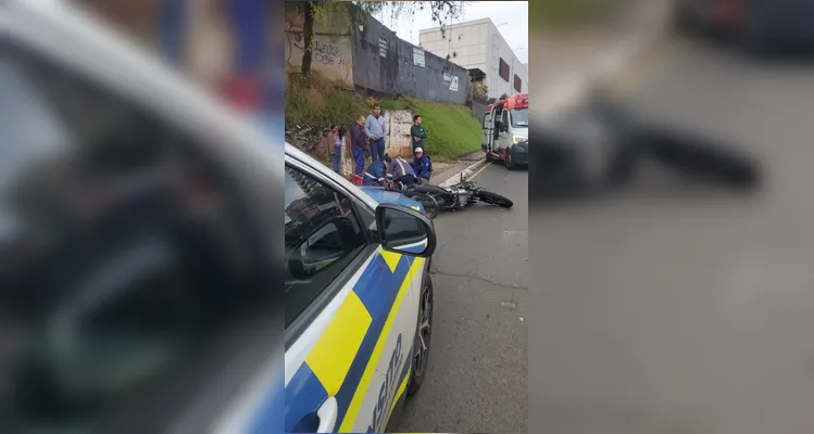 O motociclista sofreu ferimentos e apresentava suspeita de fratura no fêmur.