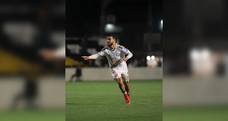 Fantasma aproveita expulsão precoce, vence por 3 a 0 e espanta má fase como mandante.