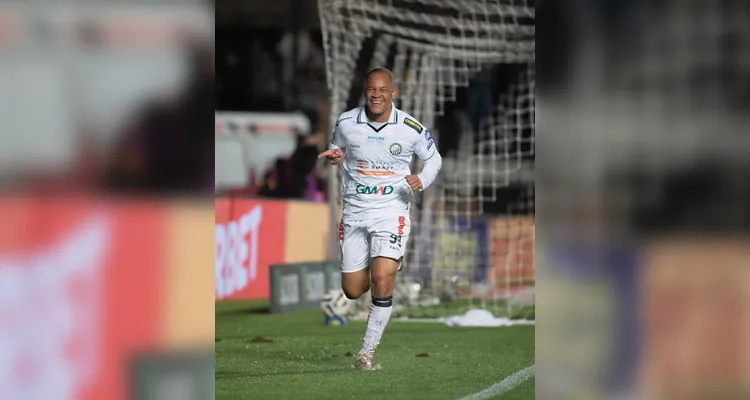 Fantasma aproveita expulsão precoce, vence por 3 a 0 e espanta má fase como mandante.