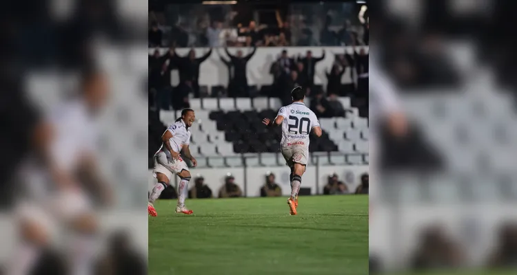 Fantasma aproveita expulsão precoce, vence por 3 a 0 e espanta má fase como mandante.