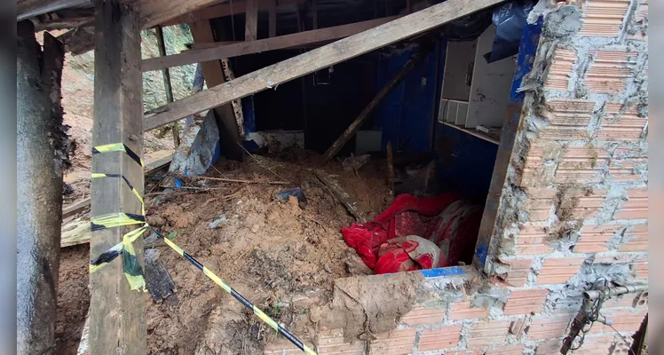 Imagem mostra o quarto onde estavam casal e a criança.