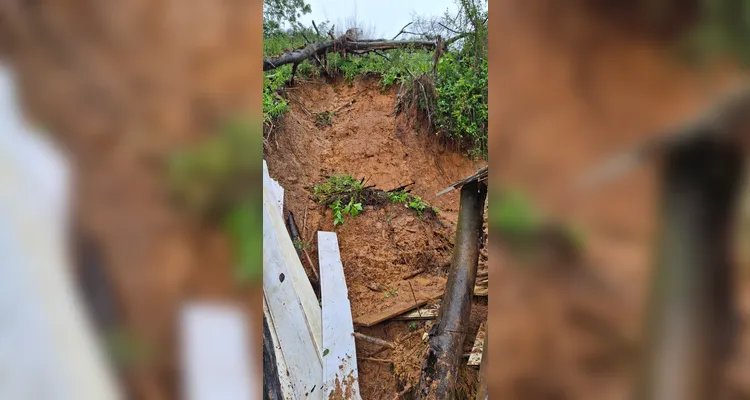 Imagem mostra o barranco que deslizou e causou a tragédia.