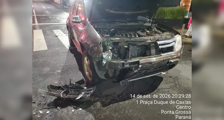 Ford Ka avançou o sinal vermelho colidiu contra outros dois veículos.