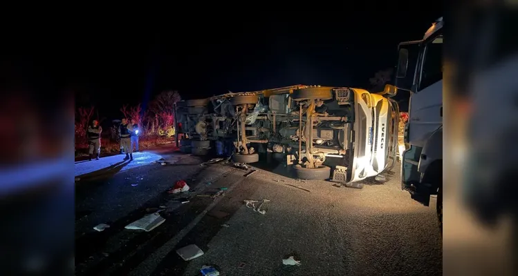 Colisão entre ônibus e carreta deixa seis mortos e mais de 40 feridos em MG
